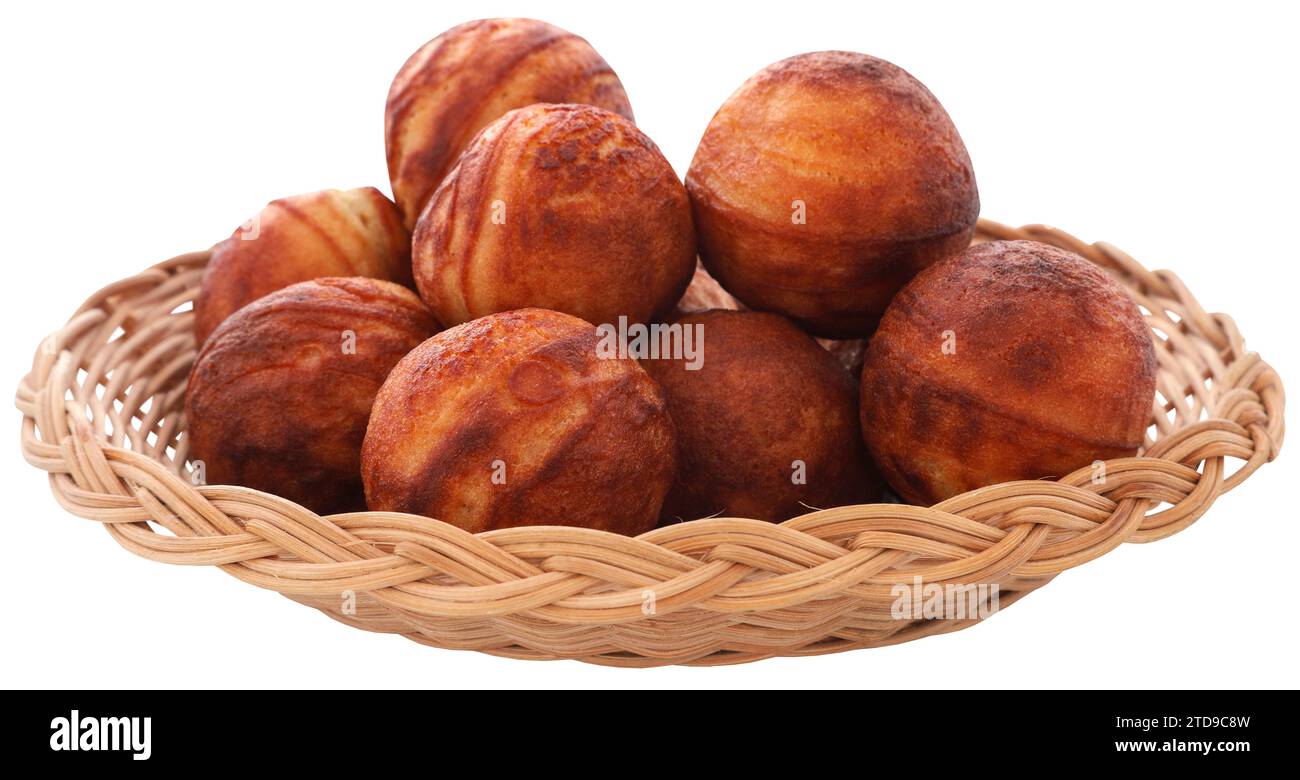 Beliebte Dansih-Pfannkuchenbällchen oder Aebleskiver in einem Korb Stockfoto