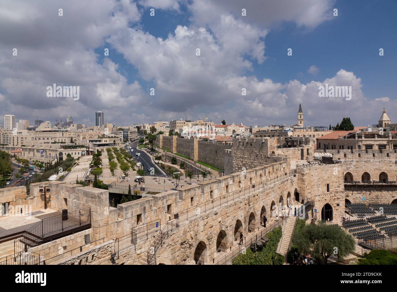 Blick auf das christliche Viertel der Altstadt von Jerusalem, mit der modernen Stadt Jerusalem im Hintergrund. Stockfoto