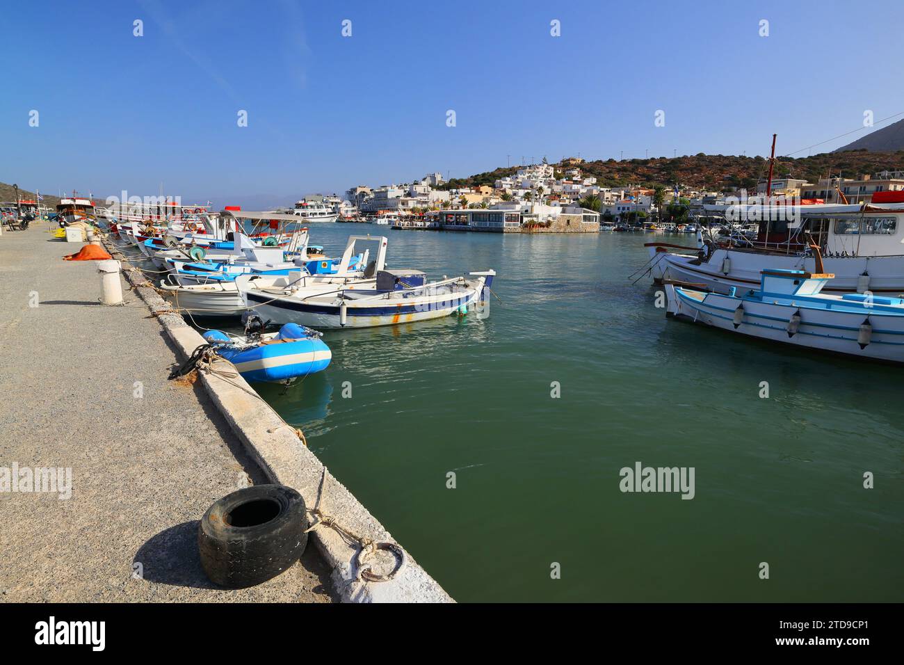 Kleine Boote liegen in Elounda, Kreta, Griechenland. Europa. Stockfoto