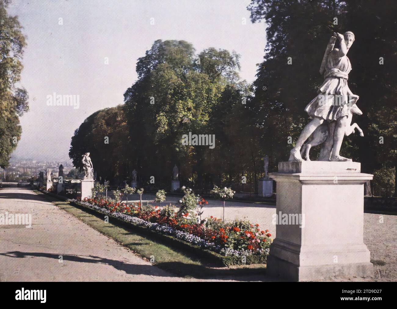 Saint-Cloud, Frankreich die Allee der Statuen im kleinen Park, Persönlichkeit, Kunst, Habitat, Architektur, Statue, politische Persönlichkeit, König, Königin, Skulptur, Blume, Renaissance, Park, Garten, Parterre, Frankreich, St-Cloud, Central Alley of the Park, Saint-Cloud, 10.10/1921 - 10.10.1921, Léon, Auguste, Fotograf, Autochrome, Foto, Glas, Autochrome, Foto, positiv, Horizontal, Format 9 x 12 cm Stockfoto