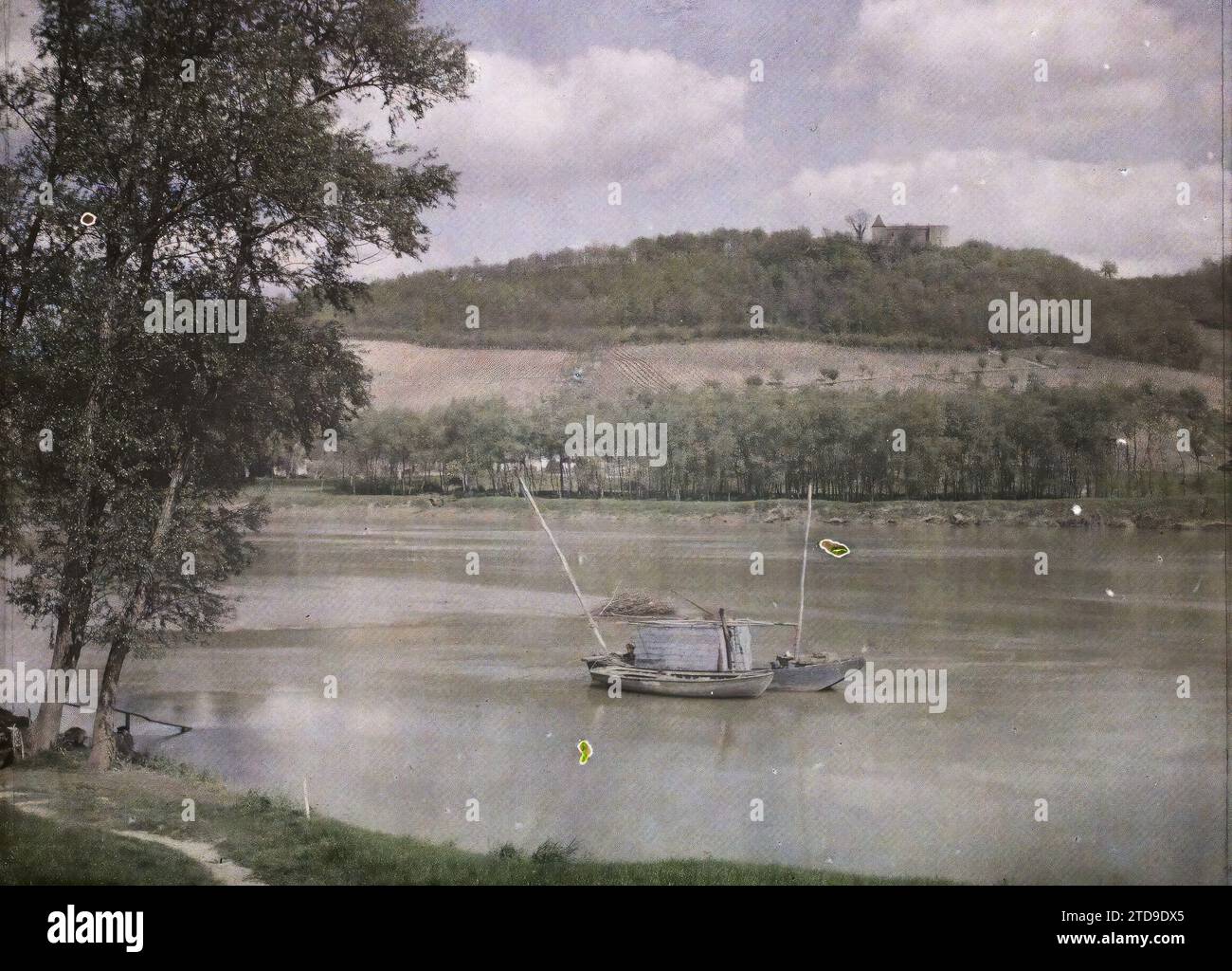 Barsac, Frankreich, Natur, Umwelt, Verkehr, Landschaft, Fluss, Boot, Fluss Transport, See, Frankreich, Barsac, die Ufer der Garonne, Barsac, 01/04/1921 - 30/04/1921, Cuville, Fernand, 1920-1921 - Charente, Gironde, Basse-Pyrénées, Hautes Pyrénées - Fernand Cuville, Autochrome, Foto, Glas, Autochrome, Foto, positiv Stockfoto