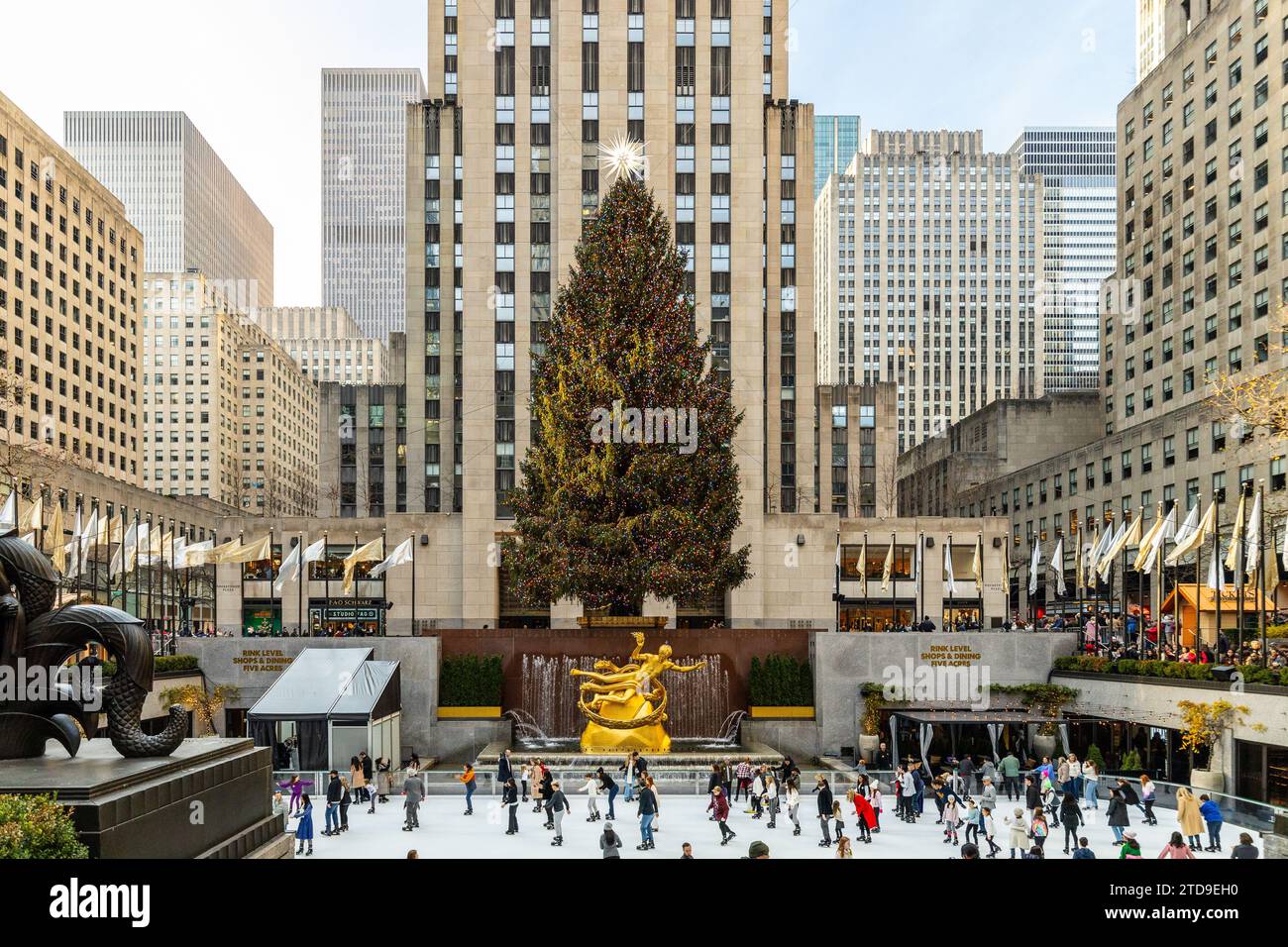 Rockefeller Center Während Der Weihnachtszeit Mit Leuten, Die Tagsüber ...