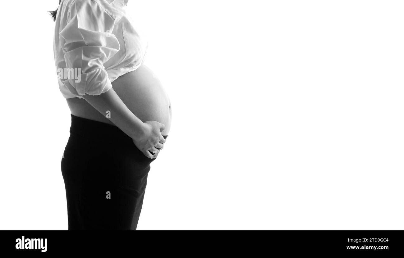 Eine schwangere Frau hält ihren vollen Bauch mit ihren Händen Stockfoto