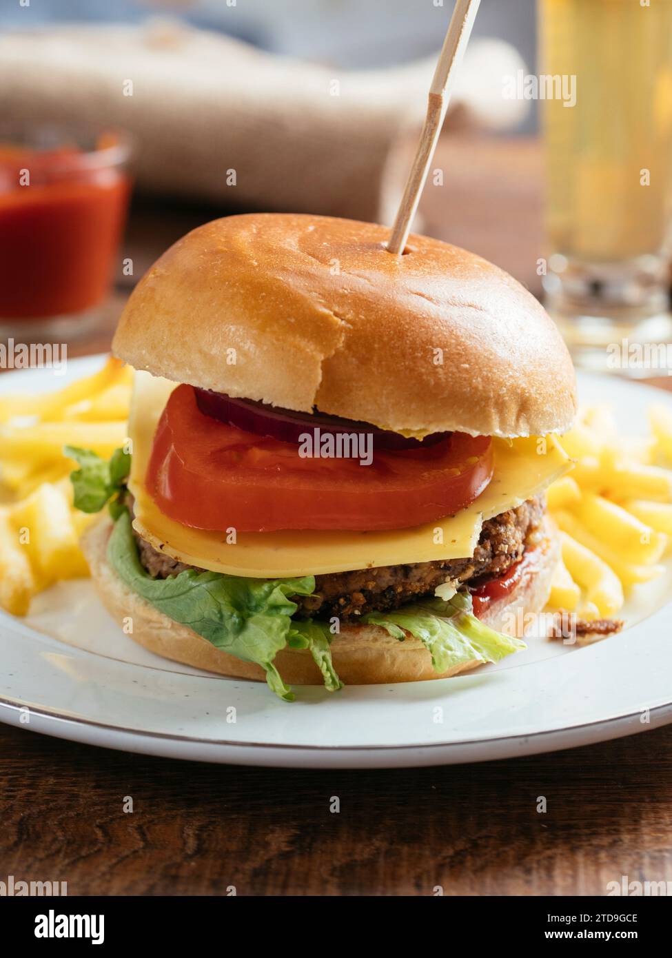 Hausgemachte Burger aus schwarzen Bohnen und Walnuss mit Pommes frites Stockfoto