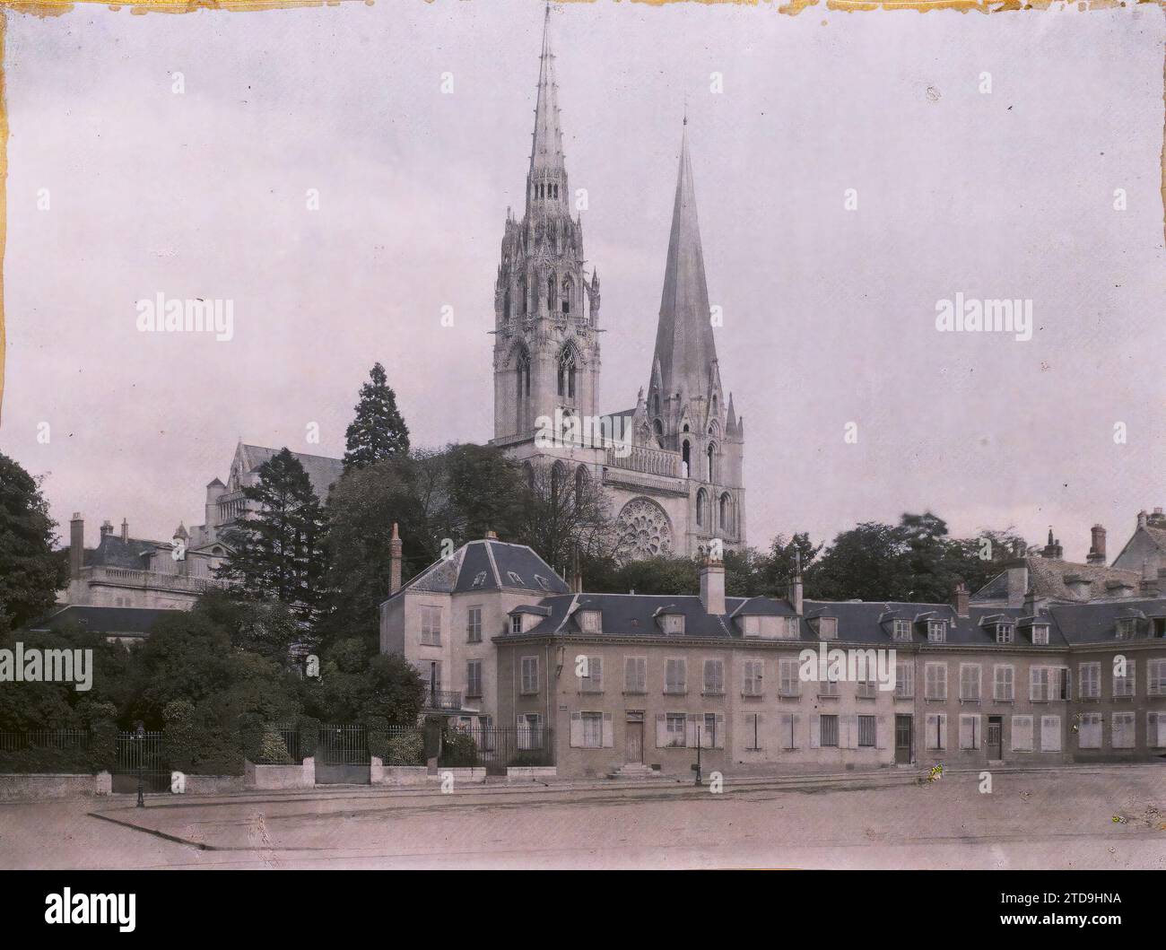 Chartres, Frankreich Place Châtelet mit der Kathedrale im Hintergrund, Religion, Habitat, Architektur, Kunst, Kirche, Christentum, Glockenturm, Wohnung, Straße, Bezirk, Platz, Mittelalter, religiöse Architektur, Frankreich, Chartres, der Place Châtelet, im Hintergrund, die Kathedrale, Chartres, 18.08/1922 - 18.08.1922, Léon, Auguste, Fotograf, 1922 - Chartres (Eure-et-Loir) - Auguste Léon - (August), Autochrome, Foto, Glas, Autochrome, Foto, positiv, Horizontal, Format 9 x 12 cm Stockfoto