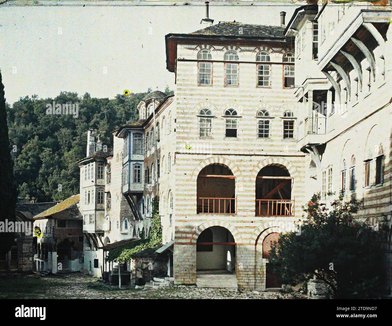 Hilandar-Kloster, Griechenland, Religion, Wohnungsbau, Architektur, Christentum, Kloster, Innenhof, religiöse Architektur, Berg Athos, Hilandar, Kloster Hilandar, Mont Athos, 12/09/1913 - 12/09/1913, Passet, Stéphane, Fotograf, 1913 - Balkan, Griechenland, Bulgarie - Stéphane Passet - (30. August-21. Oktober), Autochrome, Foto, Glas, Autochrome, Foto, positiv Stockfoto