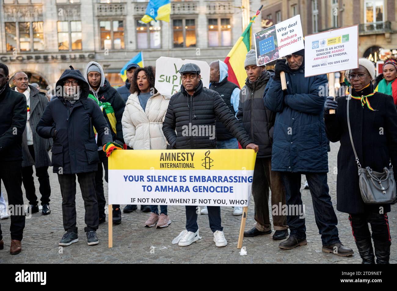 Amsterdam die Niederlande 17. Dezember 2023 am Staudamm in Amsterdam versammelt sich eine Gruppe, um auf die Situation in Äthiopien aufmerksam zu machen, in der die Amhara Menschen Menschen wie Amnesty International und Human Rights Watch dazu aufrufen, Maßnahmen zu ergreifen. Diaspora, äthiopien, Amharisch, Völkermord, Protest, Demo Stockfoto