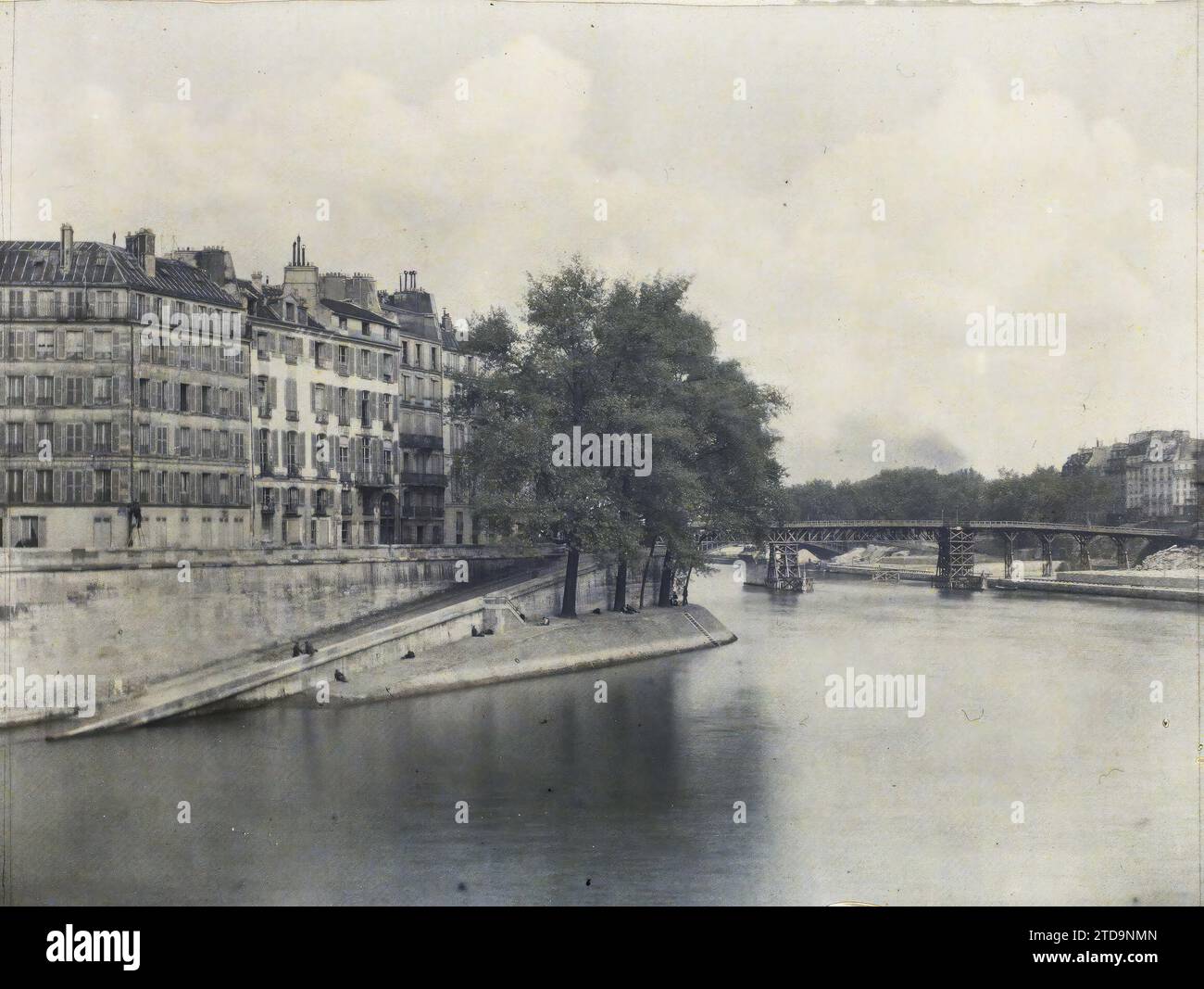 Paris (4.-5. Arr.), Frankreich die hölzerne Fußgängerbrücke, die vorübergehend die Pont de la Tournelle ersetzte, während des Wiederaufbaus, von der Pont de l'Archevêché, Wohngebäude, Architektur, Fluss, Arbeiten, Bauingenieurwesen, öffentliche Bauarchitektur, Kai, Installation vergänglich, Brücke, Frankreich, Paris, die hölzerne Fußgängerbrücke, die die Pont de la Tournelle vom alten Leichenschauhaus aus ersetzte, Paris, 29.05/1923 - 29.05.1923, Léon, Auguste, Fotograf, Autochrome, Foto, Glas, Autochrome, Foto, positiv, Horizontal, Format 9 x 12 cm Stockfoto