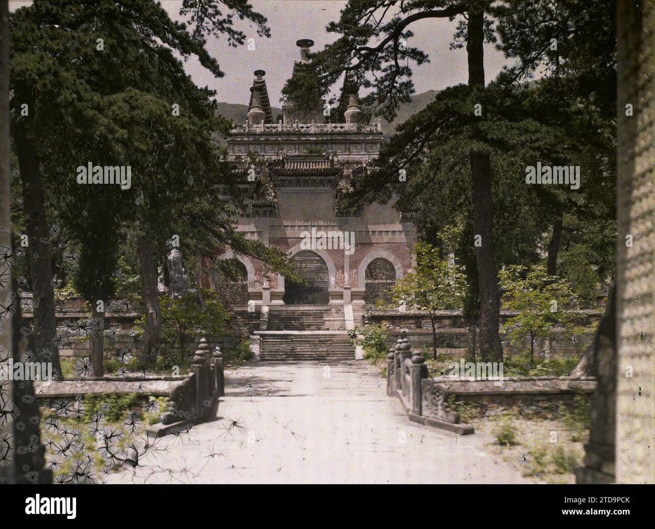 Peking, China Xiangshan („Duftende Berge“), Religion, Wohnraum, Architektur, Buddhismus, Treppenhaus, Portico, Kloster, Park, Garten, Brücke, religiöse Architektur, Py-Yen-Seu, Central Alley, Umgebung nord-ouest de Beijing, Biyunsi, 27.06/1913 - 27.06.1913, Passet, Stéphane, Fotograf, 1913 - Chine - Stéphane Passet, Autochrome, Foto, Glas, Autochrome, Foto, positiv, Horizontal, Format 9 x 12 cm Stockfoto