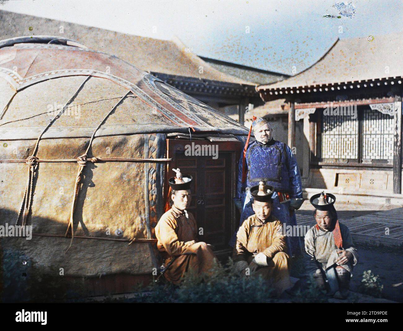 Ourga, Mongolei Ein Westler verkleidet als mongolischer Würdenträger in Gesellschaft von Beamten des Bogd Khans Hof, Persönlichkeit, Kleidung, Internationale Beziehungen, HD, Wohnraum, Architektur, Menschen, Gesellschaft, Persönlichkeit des Adels, militärische Persönlichkeit, Kostüm, fremde Präsenz, Jurte, Minister, existiert in hoher Definition, öffentliche Zivilarchitektur, Beamter, Palast, Schloss, Mann, Armee, Sonnenuntergang, Oulan-Bator, Russie [in Verbindung mit], 17.07/1913 - 17.07.1913, Passet, Stéphane, Fotograf, 1913 - Mongolie, Mongolei - Stéphane Passet - (6-25. Juli), Autochrome, Foto, Glas, Aut Stockfoto