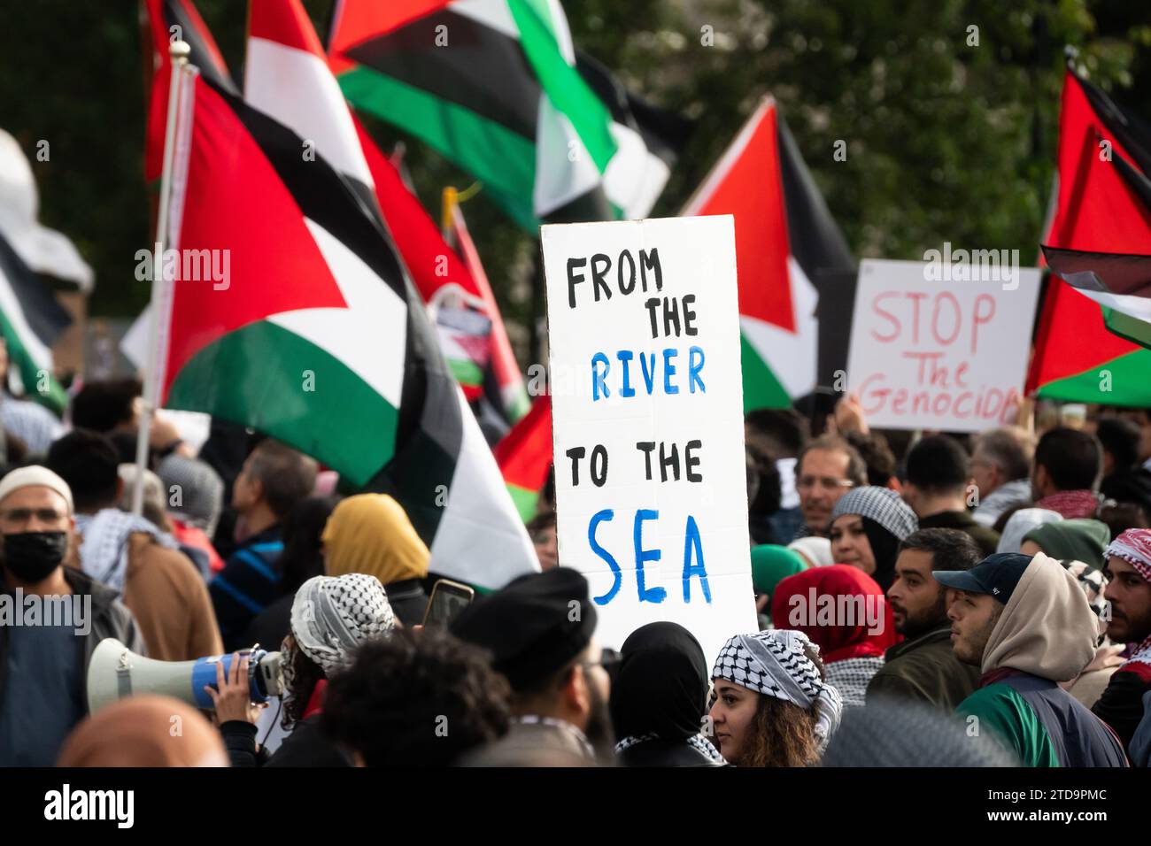 Ein Demonstrant hält ein Schild mit dem Slogan „Fluss zum Meer“, der bei einer pro-palästinensischen Kundgebung in Mississauga oft als Völkermord angesehen wird. Stockfoto