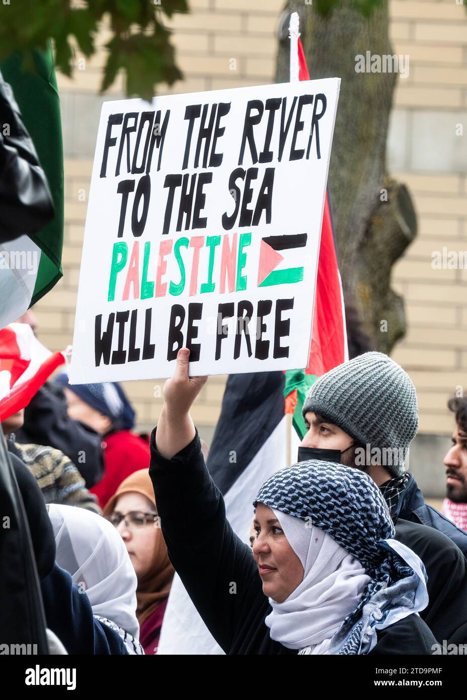 Eine Frau hält ein Schild mit dem Slogan „Fluss zum Meer“, der bei einer pro-palästinensischen Kundgebung in Mississauga oft als Völkermord angesehen wird. Stockfoto