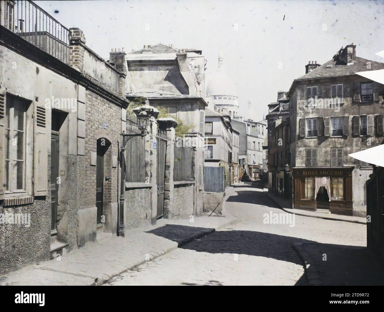 Paris (18. Arrondissement), France Rue Norvins und Sacré-C?ur, Wirtschaftstätigkeit, Religion, Wohnraum, Architektur, Kirche, Geschäft, Christentum, Straße, Viertel, Kuppel, Kuppel, Bäckerei, Konditorei, religiöse Architektur, Frankreich, Paris, Montmartre, Straßen rund um Sacré Coeur, Sacré-Coeur, 05/06/1923 - 05/06/1923, Léon, Auguste, Fotograf, Autochrome, Foto, Glas, Autochrome, Foto, positiv, Horizontal, Format 9 x 12 cm Stockfoto