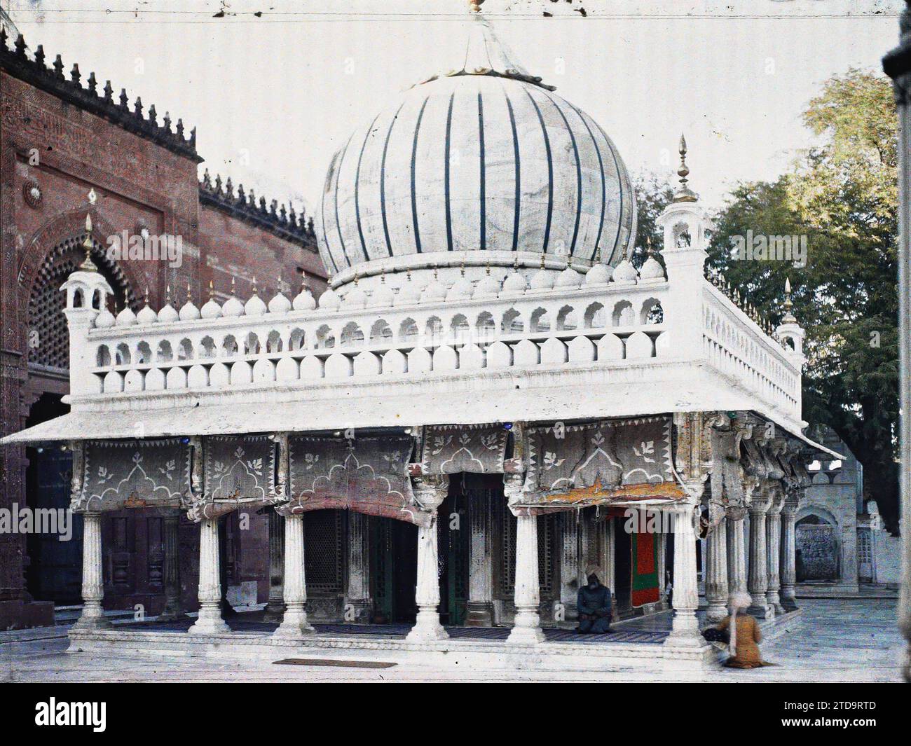 Delhi, Indien die dargâh von Nizamuddin, Sufi-Heiligtum auf dem Grab von Hazrat Khawaja Nizamuddin Auliya (1238-1325), Persönlichkeit, Habitat, Architektur, Religion, religiöse Persönlichkeit, Grab, Grabbau, Islam, Säule, Saint, Kuppel, Kuppel, Galerie, religiöse Architektur, Indien, Delhi, Nizzam-Uddin-Moschee, Delhi, 04/01/1914 - 04/01/1914, Passet, Stéphane, Fotograf, 1913-1914 - Inde, Pakistan - Stéphane Passet - (16. Dezember-29. Januar), Autochrome, Foto, Glas, Autochrome, Foto, Horizontal, Format 9 x 12 cm Stockfoto