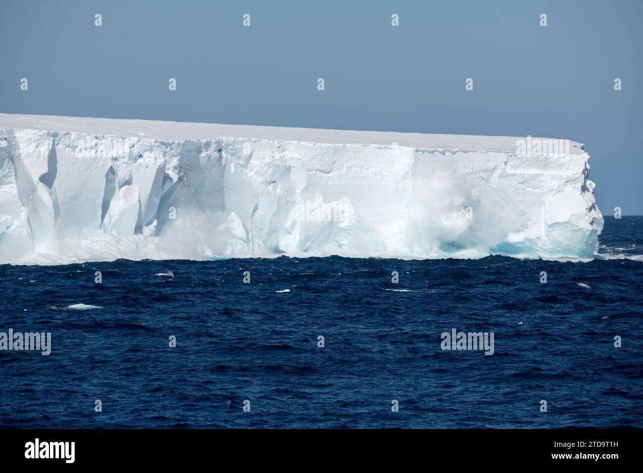 Antarktis, Südliche Orkney-Inseln. Wellen brechen auf einem großen tabellarischen Eisberg in der Nähe der Orkneys ab. Stockfoto