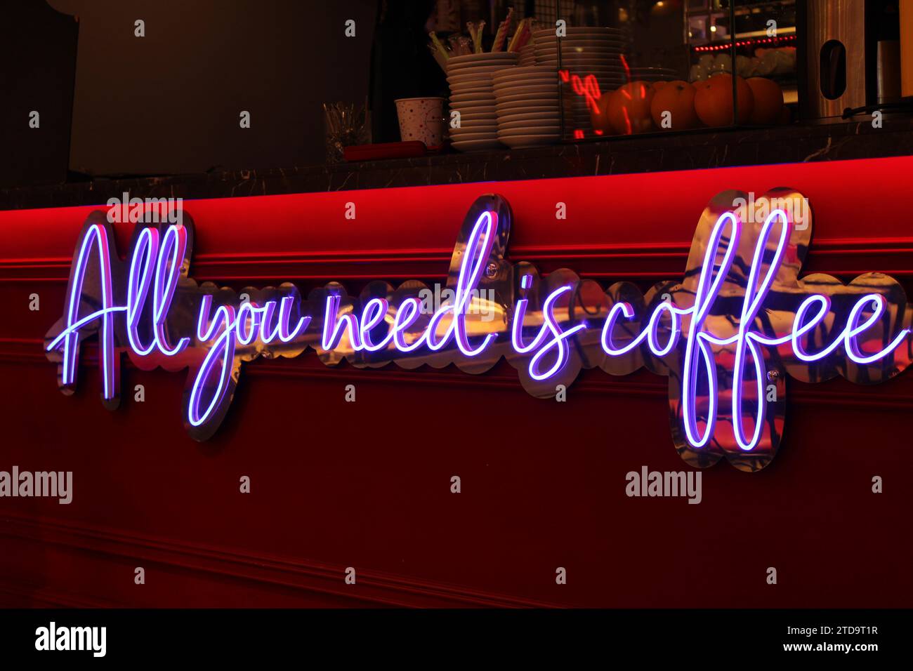 Neonschild, auf dem steht, dass du nur Kaffee brauchst Stockfoto