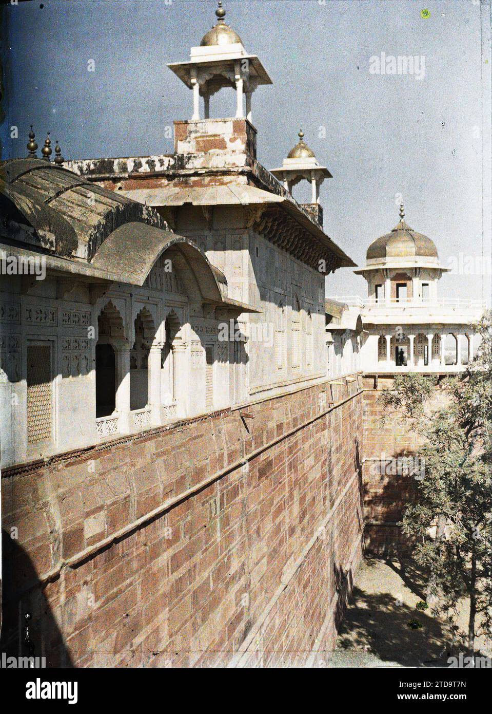 Agra, Indien Blick auf das Äußere des Gehäuses des Roten Forts (Lal Qila), das Dach des privaten Palastes (Khas Mahal) mit Chhatris und im Hintergrund den Jasminturm (Musamman Burj), Habitat, Architektur, Harem, Balkon, Loggia, Kaiser, befestigte Architektur, Festung, Palast, Castle, Indien, Agra, Eine Ecke der Festungsmauer und Haremspavillon, Agra, 28/12/1913 - 28/12/1913, Passet, Stéphane, Fotograf, 1913-1914 - Inde, Pakistan - Stéphane Passet - (16. Dezember-29. Januar), Autochrome, Foto, Glas, Autochrome, Foto, Vertikal, Format 9 x 12 cm Stockfoto