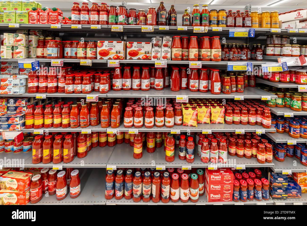 Italien - 15. Dezember 2023: Soße- und Tomatenpüree in Gläsern und Flaschen verschiedener Typen und Marken zum Verkauf in italienischen Super-Regalen Stockfoto