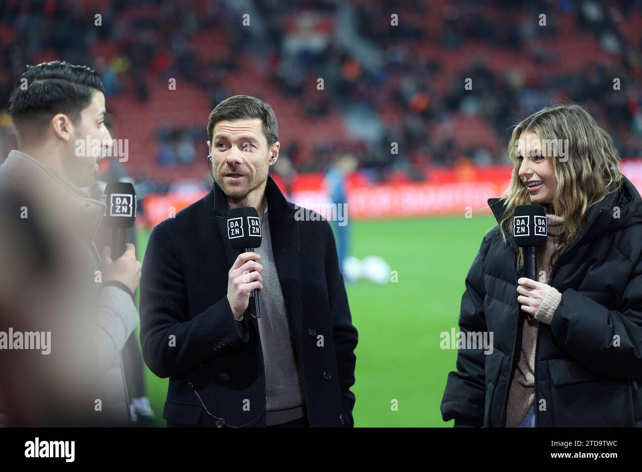 17.12.2023, BayArena, Leverkusen, DE, 1.FBL. Bayer 04 Leverkusen vs. Eintracht Frankfurt, im Bild Xabi Alonso Trainer/Headcoach (Bayer 04 Leverkusen), Foto © nordphoto GmbH/Meuter DFL-Vorschriften verbieten die Verwendung von Fotografien als Bildsequenzen und/oder Quasi-Video. Stockfoto