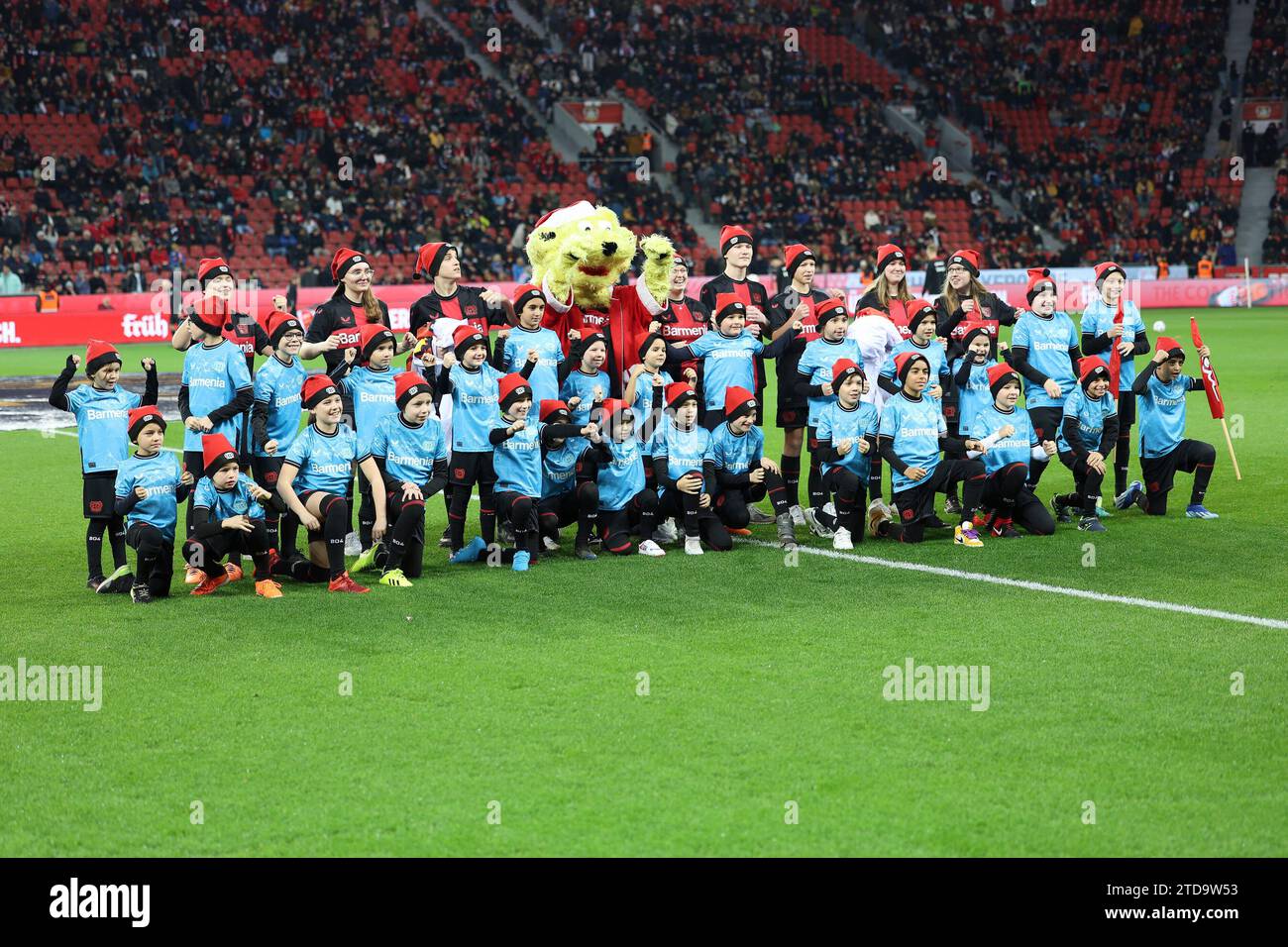 17.12.2023, BayArena, Leverkusen, DE, 1.FBL. Bayer 04 Leverkusen vs. Eintracht Frankfurt, im Bild Einlaufkinder mit Weihnachtsmuetzen Foto © nordphoto GmbH/Meuter DFL-Vorschriften verbieten jede Verwendung von Fotografien als Bildsequenzen und/oder Quasi-Video. Stockfoto