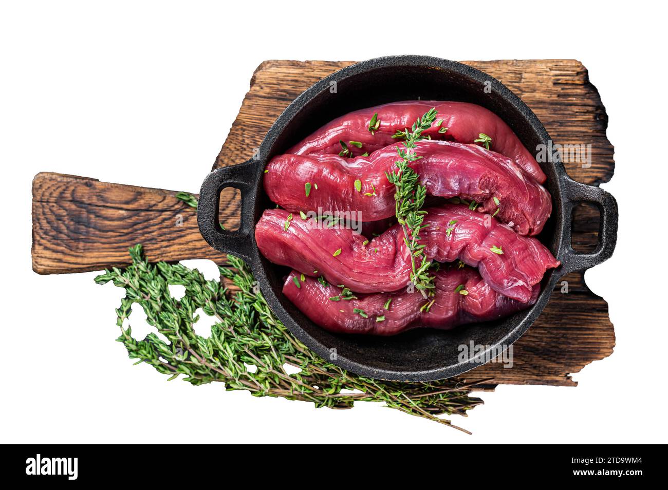 Rohes Hammelfilet Filetfleisch, Lammsirloin in rustikaler Pfanne mit Thymian. Isoliert auf weißem Hintergrund Stockfoto