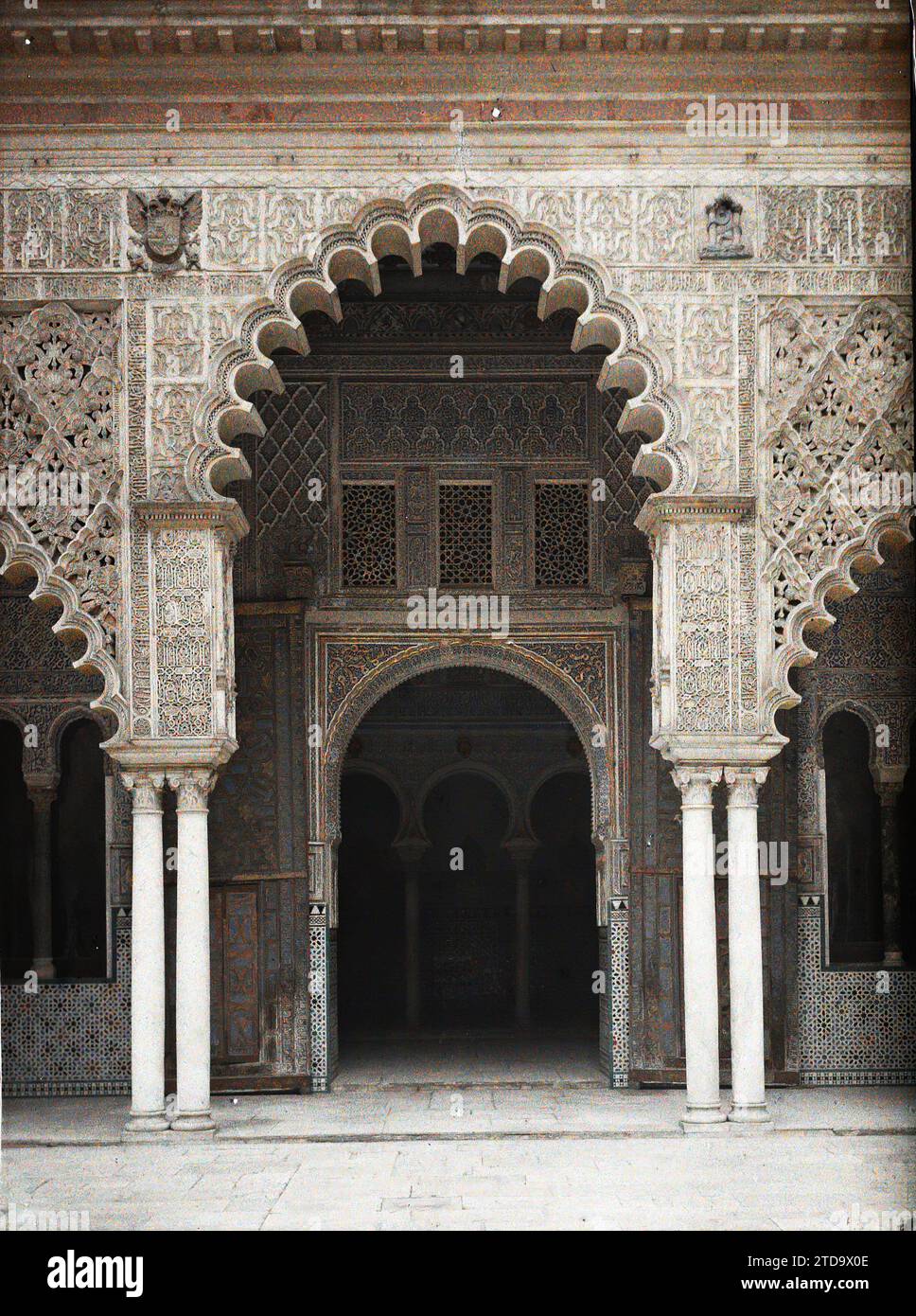 Sevilla, Spanien Alcazar: Tür zum Wohnzimmer von Embajadores ('der Botschafter') Blick von der Terrasse von Las Doncellas ('der Mädchen'), Persönlichkeit, Kunst, Habitat, Architektur, politische Figur, Säule, dekorative Kunst, Terrasse, Stuck, Tür, Bogen, Arkade, Bogen, Mittelalter, Skulptur Dekoration, Palast, Schloss, Spanien, Sevilla, Alcazar, Patios, Séville, 23.06/1914 - 23.06.1914, Léon, Auguste, Fotograf, 1914 - Espagne, Spanien, Europa - Auguste Léon - (15. Juni-4. Juli), Autochrome, Foto, Glas, Autochrome, Foto, positiv Stockfoto