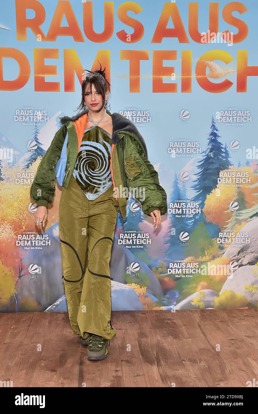 Deutschlandpremiere von RAUS aus dem TEICH Nina Chuba Ankunft