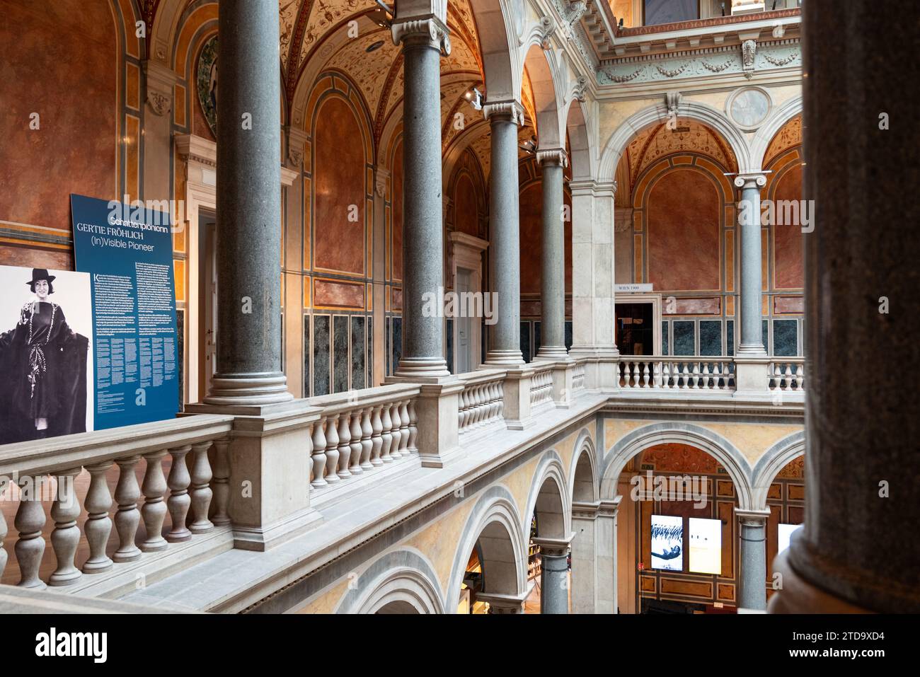 Wien, Österreich 30. September 2023. Haupthalle des Museums für angewandte Kunst (MAK) aus dem 19. Jahrhundert Stockfoto