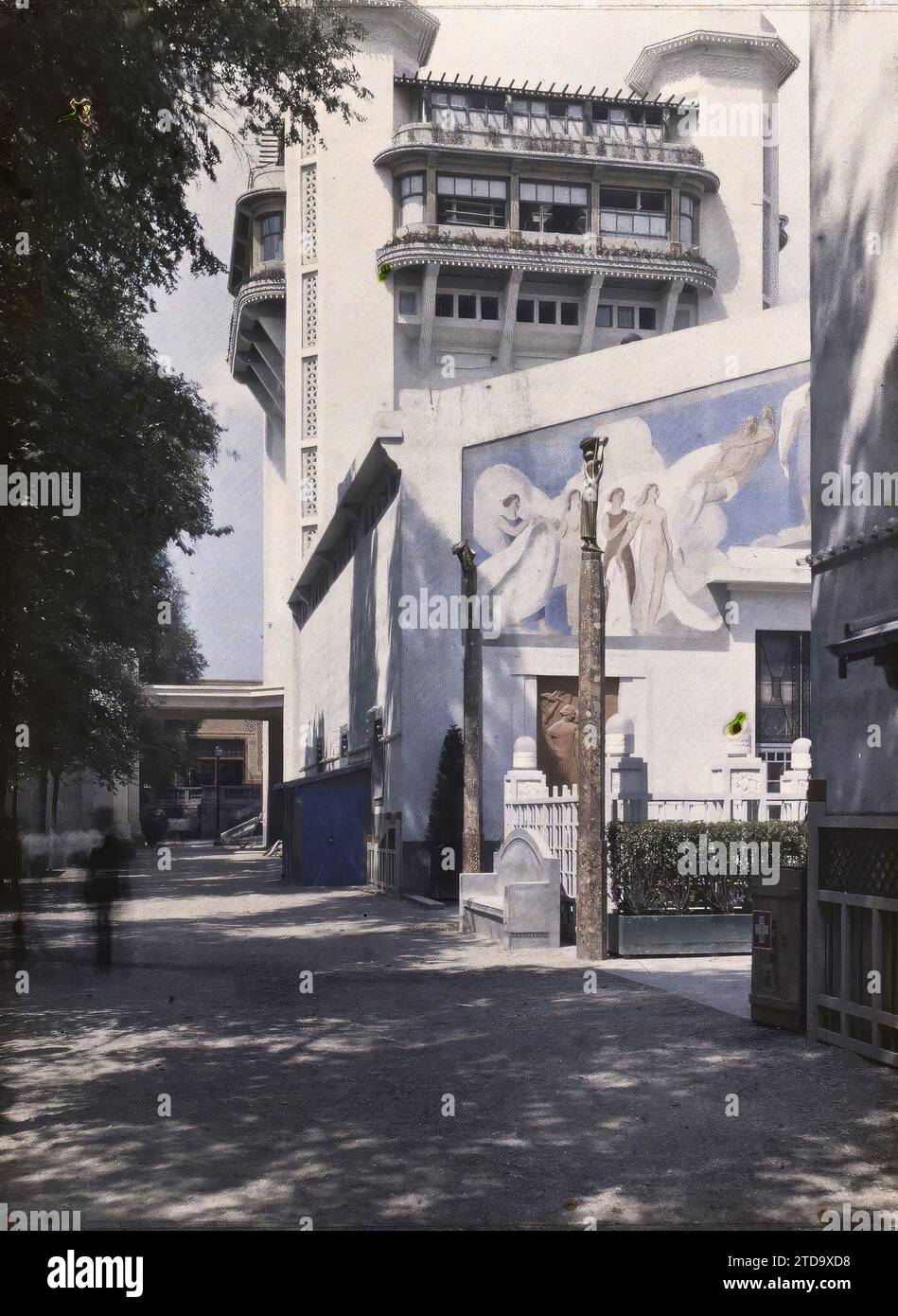 Paris (7. Arr.), Frankreich die Ausstellung der dekorativen Künste, Galerien der ausländischen Sektionen, Tour de Bourgogne und Patio Bouchard, Kunst, Habitat, Architektur, Statue, Turm, Skulptur, Flachrelief, gemaltes Dekor, Dekorative Kunst, Bank, Balkon, Loggia, Ausstellung, Ausstellung für dekorative Kunst, vergängliche Architektur, Frankreich, Paris, Ausstellung für dekorative Kunst, Allée des Pavillons und GDS Vins de France, Invalides, 10/06/1925 - 10/06/1925, Léon, Auguste, Fotograf, 1925 - Exposition internationale des Arts Décoratifs et Industriels modernes Paris, Autochrome, Foto, Glas, Autochrome, Foto Stockfoto