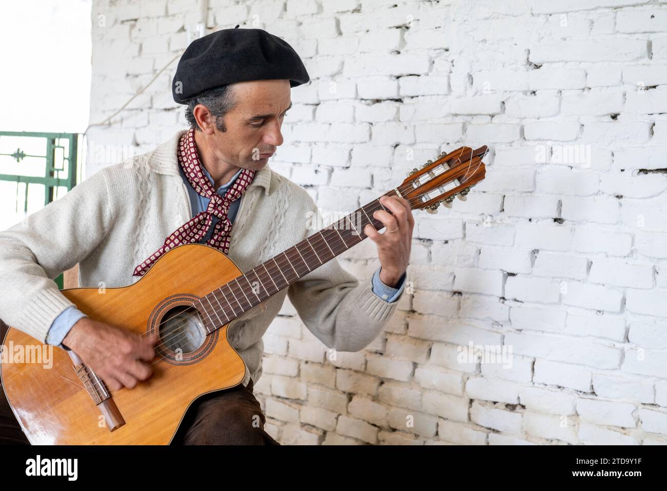 Argentinien, San Antonio de Areco, El Ombu, Gaucho spielt Gitarre. Stockfoto