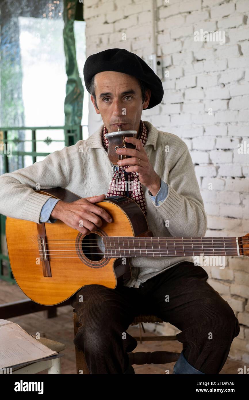 Argentinien, San Antonio de Areco, El Ombu, Gaucho mit Gitarre, getrunkener Mate Tee. Stockfoto