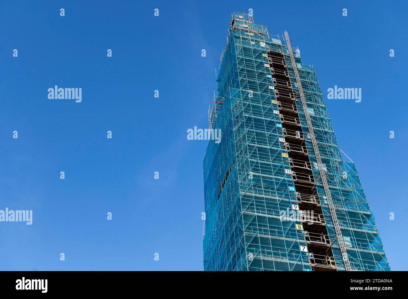 Amsterdam Niederlande 17. Dezember 2023 der berühmte Westertoren-Turm auf der Westerkerk, umhüllt von Gerüsten für Renovierungsarbeiten. Werkzaamheden, steigers, Stockfoto