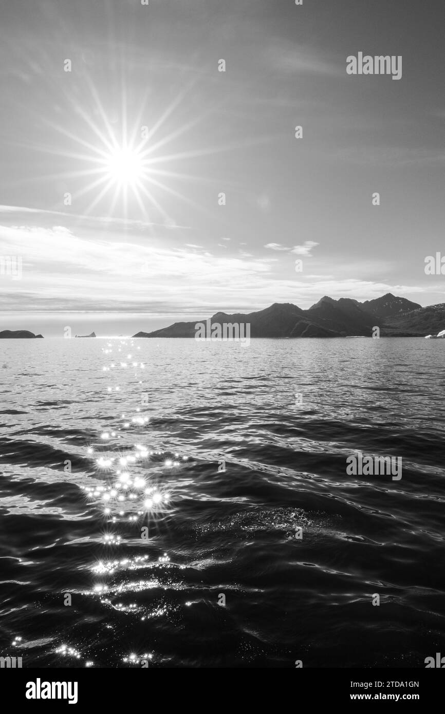 Südgeorgien, Grytviken. Weitwinkelblick auf die Küste von Grytviken mit Sonnenschein. Stockfoto
