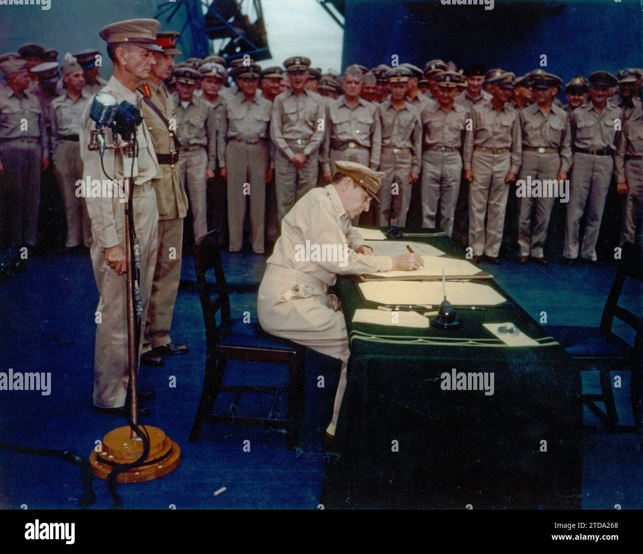 TOKIO, JAPAN - 2. September 1945 - General der Armee Douglas MacArthur unterzeichnet die Zeichen der Kapitulation als Oberster Alliierter Kommandant in Aoar Stockfoto