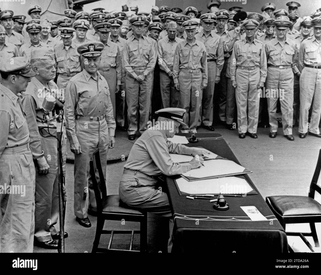 TOKIO, JAPAN - 02. September 1945 - Admiral Chester W Nimitz unterzeichnet die Kapitulation Japans als Repräsentant A der Vereinigten Staaten Stockfoto