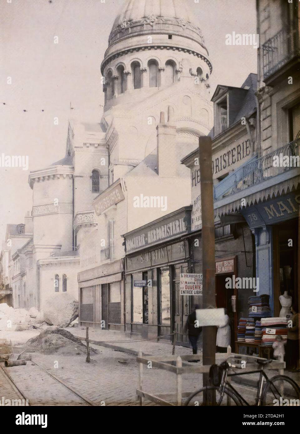 Touren, Frankreich der Schutt des Charlemagne Turms vor der Basilika Saint-Martin, Rue des Halles, Wirtschaftstätigkeit, Natur, Umwelt, Inschrift, Information, Habitat, Architektur, Kirche, Geschäft, Geschäft, Erdbeben, Naturphänomen, kommerzielle Beschriftung, Straße, Bezirk, Kuppel, Kuppel, Showcase, Ausstellung, Trümmer, religiöse Architektur, Frankreich, Touren, die neue Basilika und die Trümmer des Charlemagne Turms, Rue des Halles, Tours, 03/04/1928 - 03/04/1928, Léon, Auguste, Fotograf, 1928 - Indre-et-Loire - Auguste Léon - (April), Autochrome, Foto, Glas, Autochrome, Foto, Pos. Stockfoto