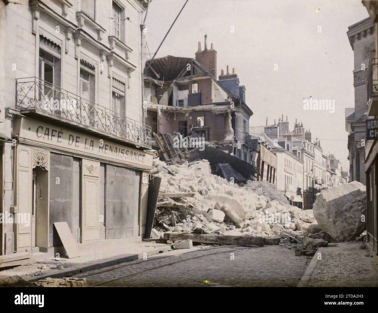 Touren, Frankreich Rue des Halles nach dem Zusammenbruch des ...