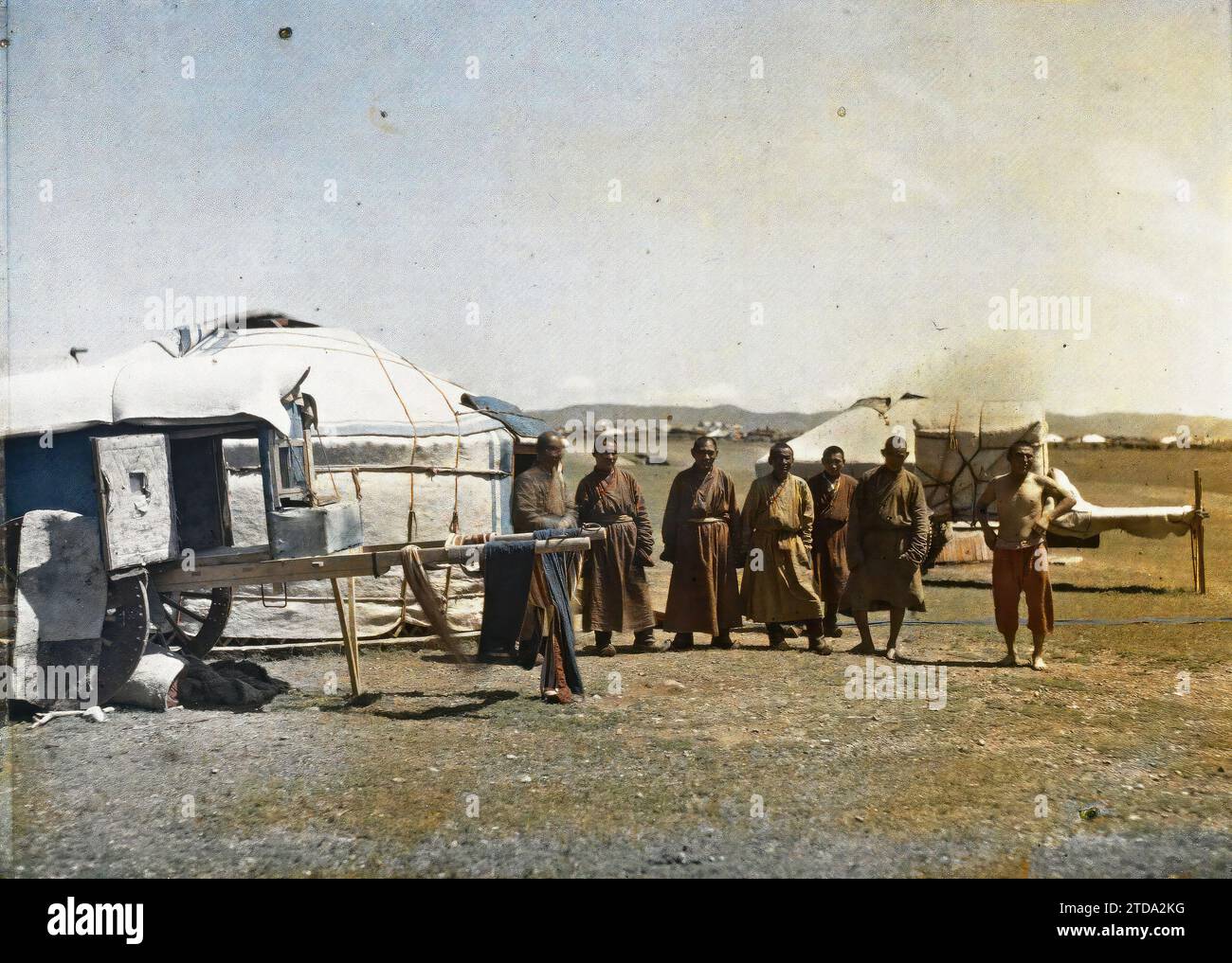 Ourga, Mongolei, Eine Gruppe von Lamas in der Nähe von Jurten und ungekoppelten Autos, Transport, Kleidung, Religion, HD, Menschen, Tiertransport, Kostüm, Jurte, tibetischer Ritus-Buddhismus, Car, existiert in High Definition, Chariot, man, China, Ourga, Gruppe der Lamas, Oulan-Bator, 07/1913 - 31.07.1913, Passet, Stéphane, Fotograf, 1913 - Mongolei, Mongolei - Stéphane Passet - (6-25. Juli), Autochrome, Foto, Glas, Autochrome, Foto, positiv, Horizontal, Format 9 x 12 cm Stockfoto