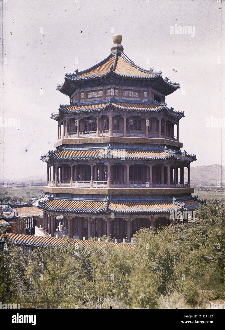 Peking, China Foxiangge ('Buddha Duftboden Pavillon'), Sommerpalast, Yiheyuan ('Garten der erhaltenen Eintracht'), Religion, HD, Habitat, Architektur, Buddhismus, existiert in High Definition, Gartenarchitektur, Park, Garten, Palast, Schloss, China, Peking, Sommerpalast, der zentrale Pavillon, Yiheyuan, 29.06/1912 - 29.06.1912, Passet, Stéphane, Fotograf, 1912 - Chine - Stéphane Passet, Autochrome, Foto, Glas, Autochrome, Foto, positiv, Vertikal, Format 9 x 12 cm Stockfoto