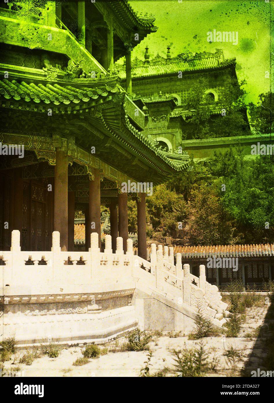 Peking, China Foxiangge („geschichteter Pavillon of Buddhas Parfüm“), Sommerpalast, Yiheyuan („Garten der erhaltenen Eintracht“), Religion, Habitat, Architektur, Buddhismus, Gartenarchitektur, Park, Garten, China, Peking, Sommerpalast, der zentrale Pavillon, Yiheyuan, 29/06/1912 - 29/06/1912, Passet, Stéphane, Fotograf, 1912 - Chine - Stéphane Passet, Autochrome, Foto, Glas, Autochrome, Foto, positiv, Vertikal, Format 9 x 12 cm Stockfoto