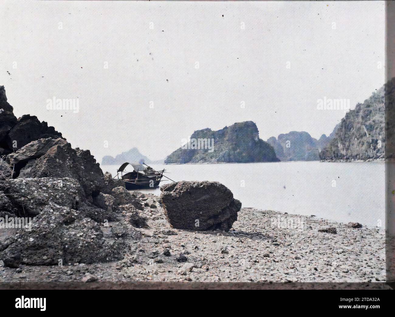 Bucht von Pha-si-Long (Fai-tsi-Long), Tonkin, Indochina Landschaft in der Nähe des Cam-pha Tunnels (oder „Zolltunnel“), Natur, Umwelt, Verkehr, Wissenschaft, Techniken, Landschaft, Insel, Meer, Ozean, Erosion, Boot, Seetransport, Geologie, Indochina, Tonkin, entlang der Bucht, Felsen am Eingang zum Zolltunnel, Pha-si-Long [Baie de], 01/04/1915 - 30/04/1915, beschäftigt, Léon, Léon beschäftigte Fotografin en Indochine, Autochrome, Foto, Glas, Autochrome, Foto, positiv, Horizontal, Format 9 x 12 cm Stockfoto