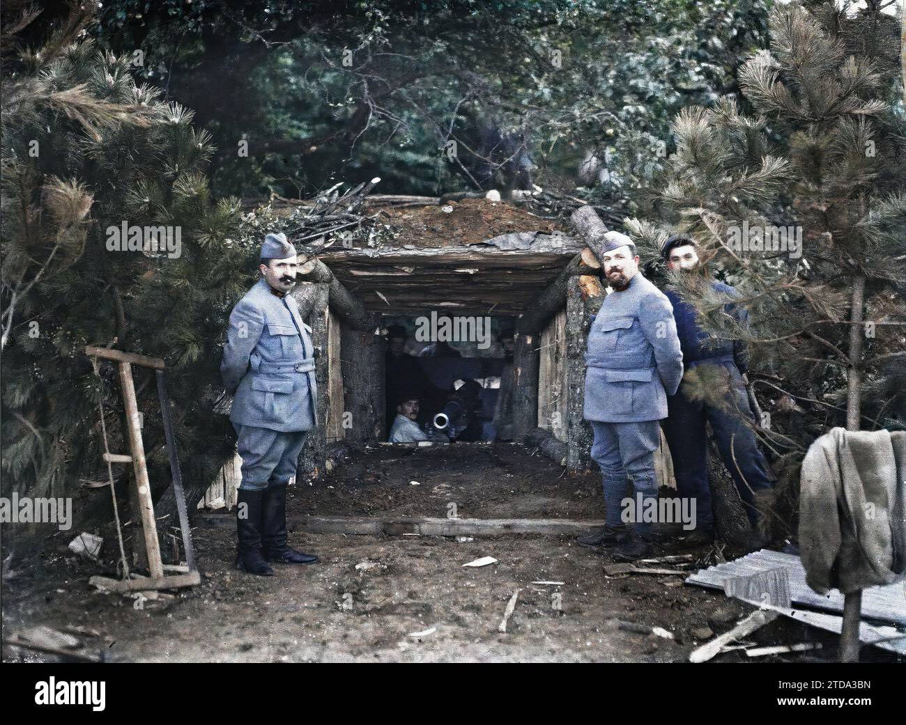 Conchy-les-Pots, Oise, Frankreich Kasematte mit einer 75 Kanone, Persönlichkeit, Kleidung, Menschen, 1. Weltkrieg, Militärpersönlichkeit, Militäruniform, Gruppenporträt, Canon, Front, Artillerie, man, Frankreich, Conchy les Pots, Vorderseite einer 75-teiligen Kasemate, Conchy-les-Pots, 21/07/1915 - 21/07/1915, Passet, Stéphane, Fotograf, 1915 - Picardie - Stéphane Passet, Autochrome, Foto, Glas, Autochrome, Foto, positiv, Horizontal, Format 9 x 12 cm Stockfoto