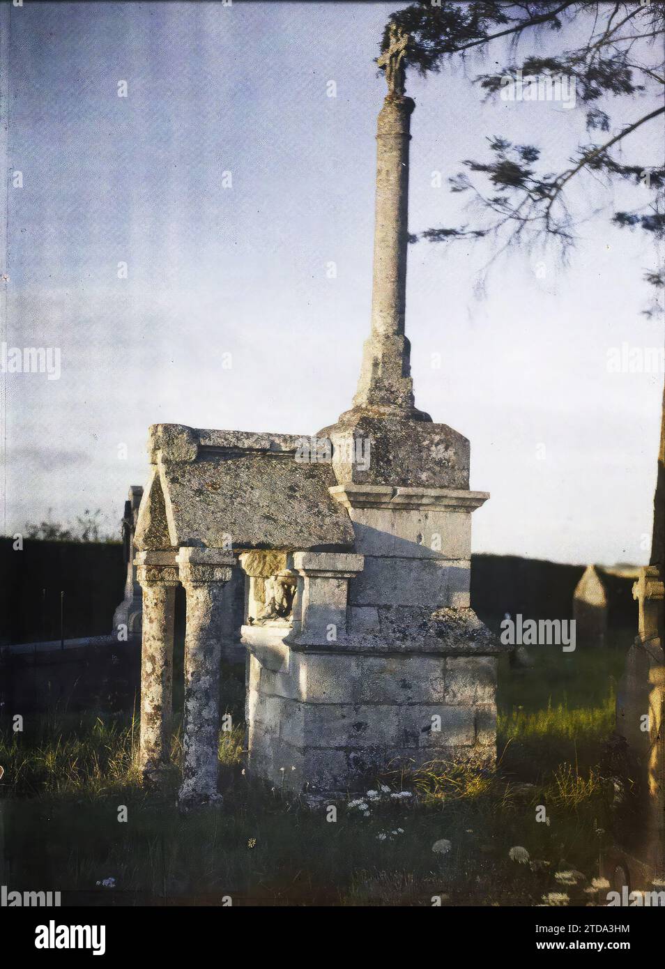 Hémévillers, Oise, Frankreich? Altes Grab auf einem Friedhof: Profilansicht, erster Weltkrieg, Religion, Habitat, Architektur, zurück, Grab, Friedhof, Christentum, Grabbau, Kolumne, religiöse Architektur, Frankreich, nicht gelegen, Frankreich nicht untertitelt, Hémévillers, 09.08/1915 - 09.08.1915, Passet, Stéphane, Fotograf, 1915 - Picardie - Stéphane Passet, Autochrome, Foto, Glas, Autochrome, Foto, positiv, Vertikal, Format 9 x 12 cm Stockfoto