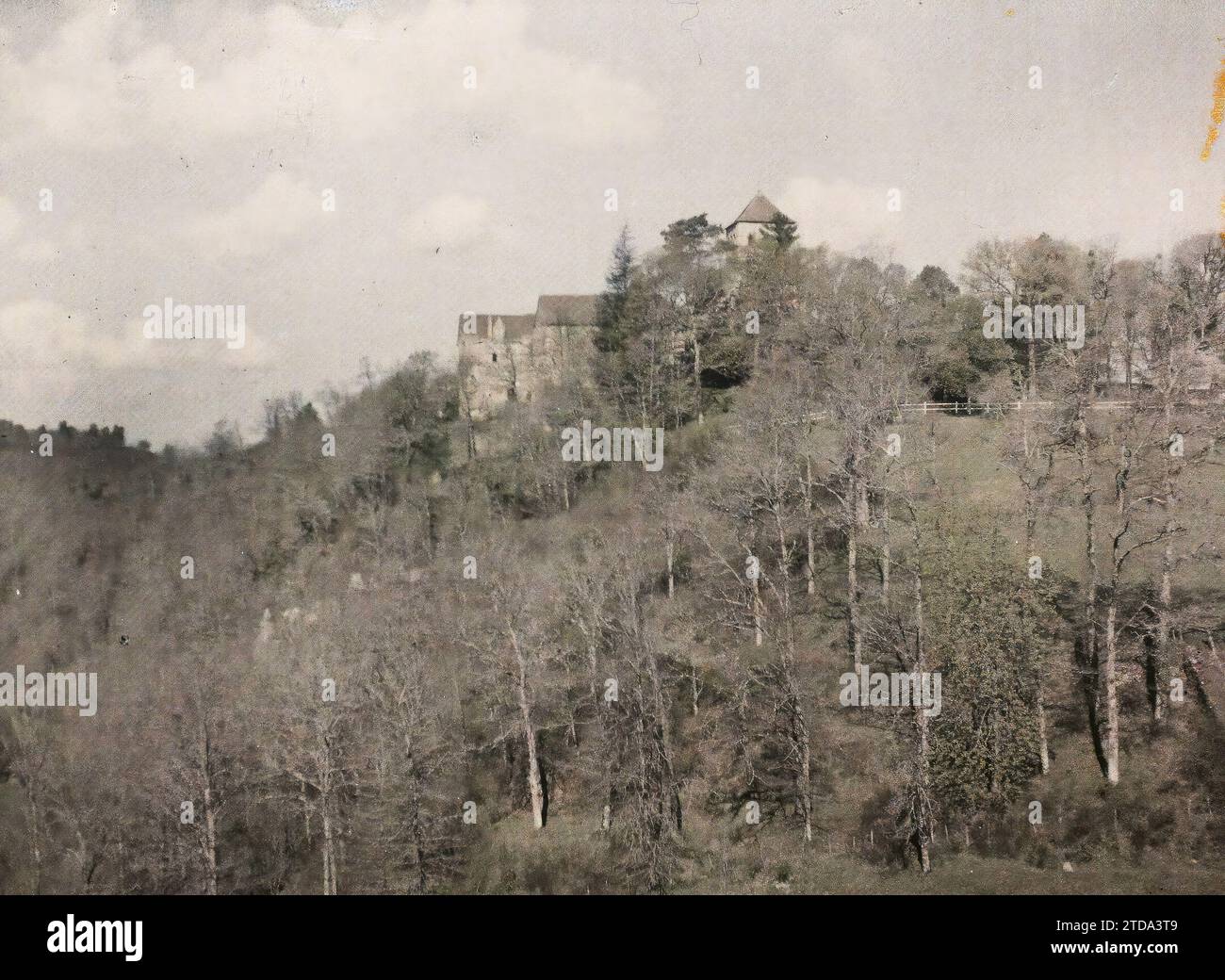 Le Chalard, Frankreich, Natur, Umwelt, Religion, Lebensraum, Architektur, Landschaft, Christentum, Wald, Holz, Glockenturm, Kloster, religiöse Architektur, Frankreich, Le Chalard, Blick auf die Abtei, Le Chalard, 08/05/1929 - 08/05/1929, Passet, Stéphane, Fotograf, 1929 - Provinzen Francaises - Stéphane Passet - (26. März-18. Mai), Autochrome, Foto, Glas, Autochrome, Foto, positiv, Horizontal, Format 9 x 12 cm Stockfoto