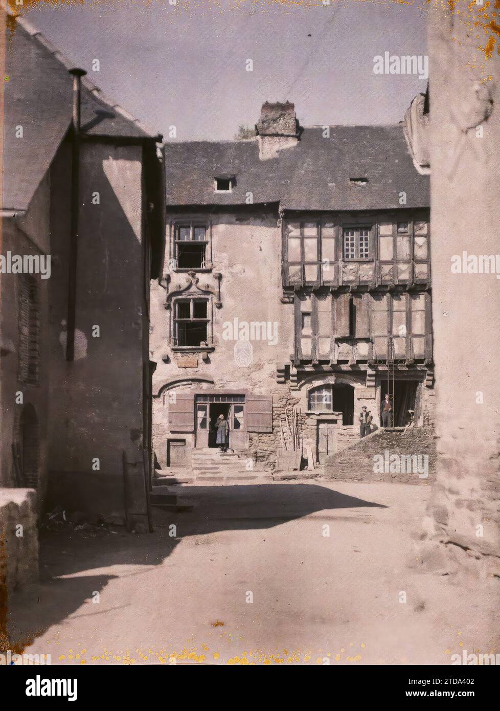 Ségur, Frankreich das so genannte Haus Henri IV., Avenue Jeanne d'Albret, Persönlichkeit, Habitat, Architektur, Kunst, politische Persönlichkeit, Wohnung, Straße, Bezirk, Mittelalter, skulpturierte Einrichtung, Fachwerk, Frankreich, Ségur, La Maison d' Henry IV, Ségur-le-Château, 17.05/1929 - 17.05.1929, Passet, Stéphane, Fotograf, 1929 - Aquitaine, Limousin - Stéphane Passet - (mai), Autochrome, Foto, Glas, Autochrome, Foto, positiv, Vertikal, Format 9 x 12 cm Stockfoto