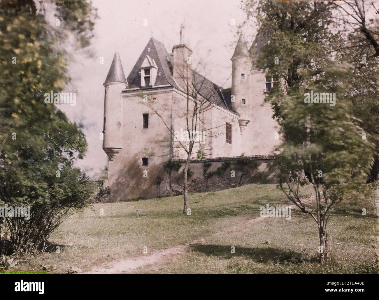 Coulaures, Dordogne, Frankreich, Kunst, Habitat, Architektur, Turm, Mittelalter, Palast, Schloss, Frankreich, Coulaures, Château de la Reille, Coulaures, 16.05/1929 - 16.05.1929, Passet, Stéphane, Fotograf, 1929 - Provinzen Francaises - Stéphane Passet - (26. März-18. Mai), Autochrome, Foto, Glas, Autochrome, Foto, positiv Stockfoto