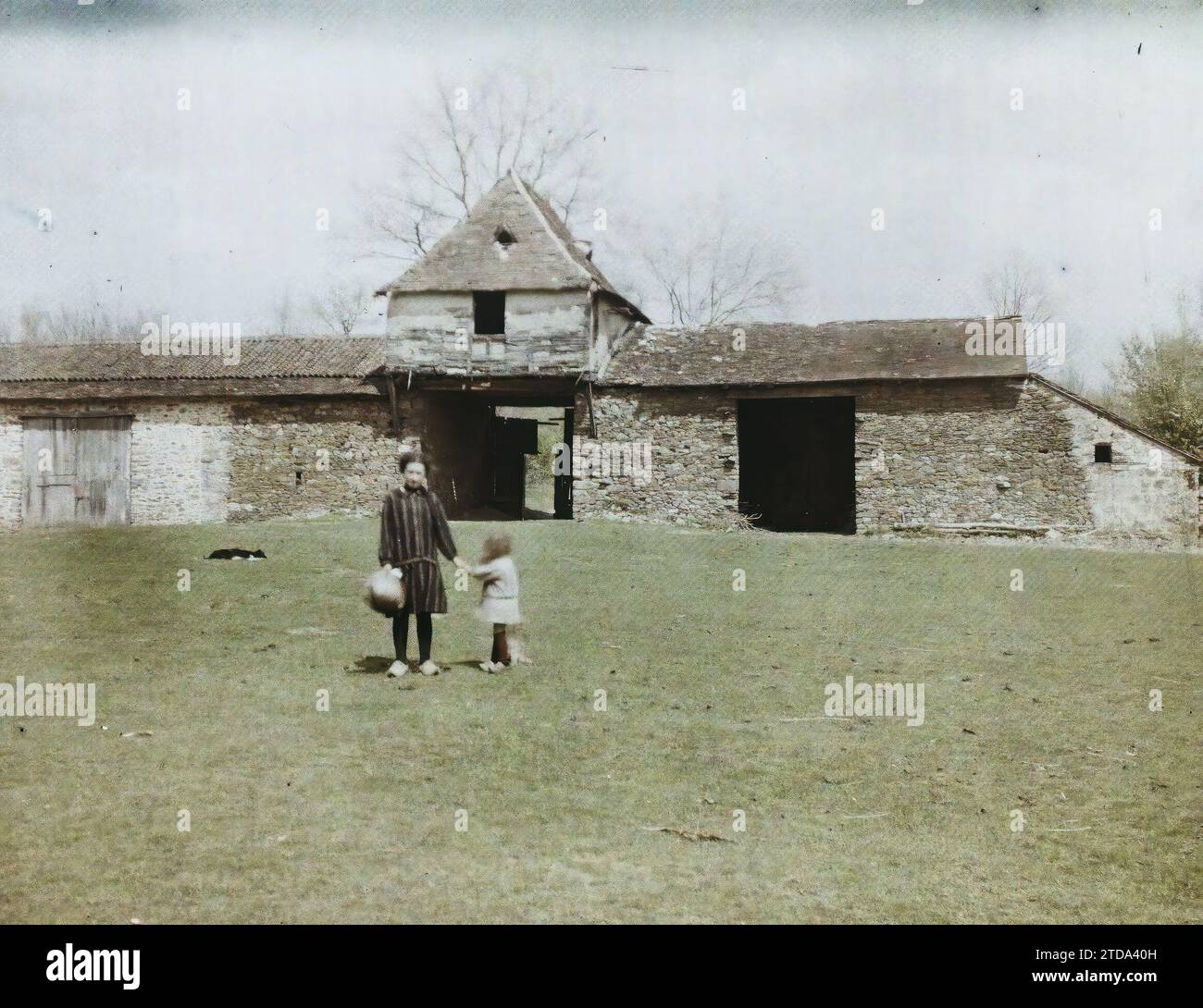 Jumilhac-le-Grand, Frankreich der Bauernhof an einem Ort namens Forge de Valette, Menschen, Habitat, Architektur, Wirtschaftstätigkeit, Frau, Bauernhof, Kind, ländliche Architektur, Kunsthandwerk, Verfall, unhygienische Bedingungen, Frankreich, Route de Jumilhac, Eingang zur Valette Schmiede, Jumilhac-le-Grand, 18.05/1929 - 18.05.1929, Passet, Stéphane, Fotograf, 1929 - Provinzen Francaises - Stéphane Passet - (26. März-18. Mai), Autochrome, Foto, Glas, Autochrome, Foto, positiv, Horizontal, Format 9 x 12 cm Stockfoto