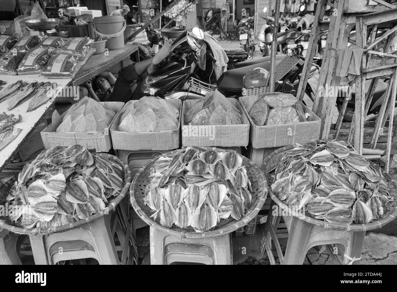 Straßenmarkt mit Lebensmitteln, Obst und Gemüse in Hanoi (CTK Photo/Ondrej Zaruba) Stockfoto