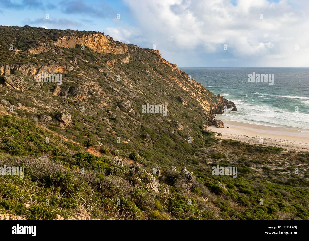 Salmon Beach in Western Australia mit erodierten Klippen und Meer Stockfoto