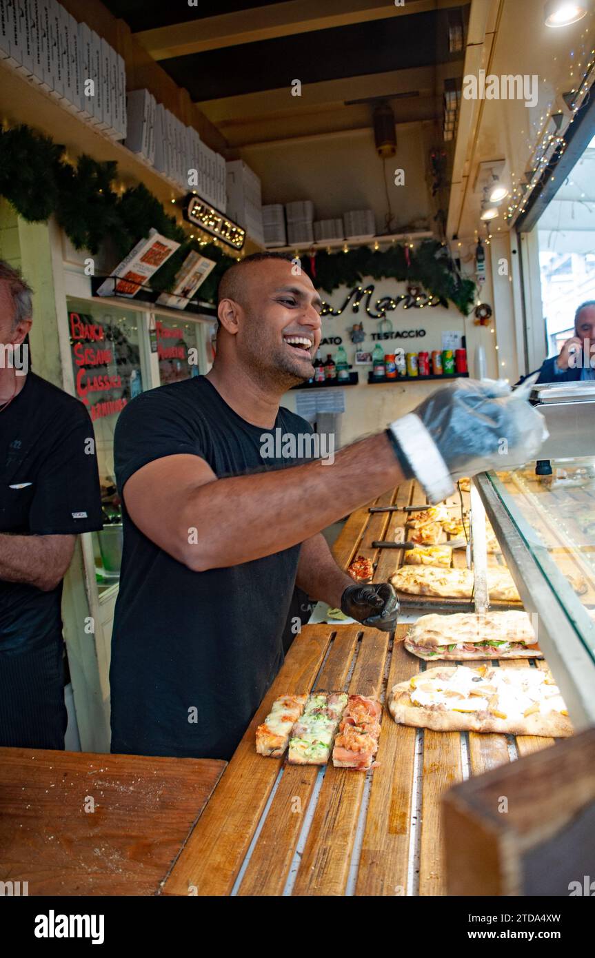 Leute kaufen Pizza nach Stückchen auf dem Markt von New Testaccio in Rom, Italien Stockfoto